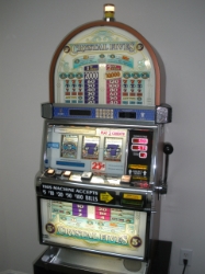 IGT CRYSTAL FIVES S2000 SLOT MACHINE 