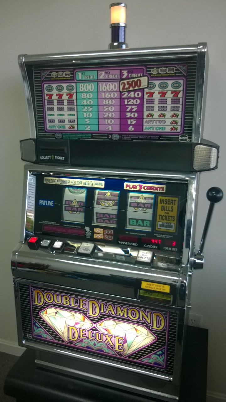 IGT DOUBLE DIAMOND DELUXE THREE CREDIT S2000 SLOT MACHINE - FLAT TOP - 