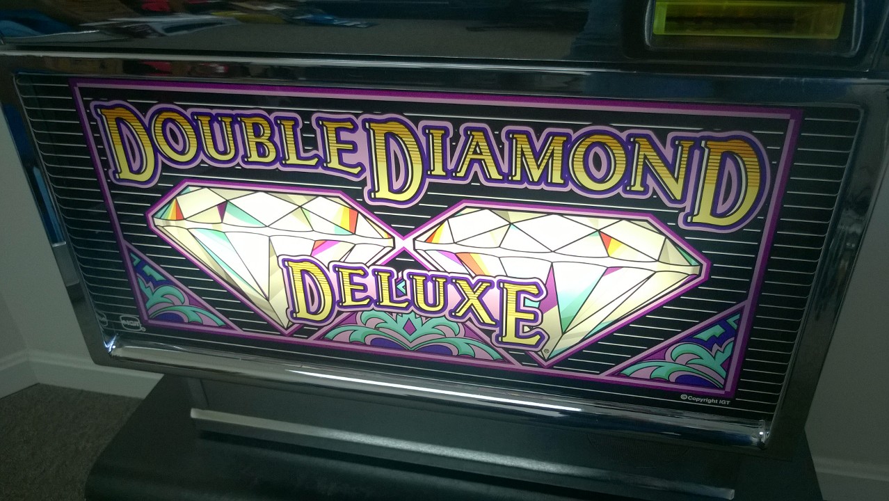 IGT DOUBLE DIAMOND DELUXE THREE CREDIT S2000 SLOT MACHINE - FLAT TOP - 
