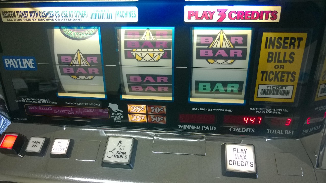 IGT DOUBLE DIAMOND DELUXE THREE CREDIT S2000 SLOT MACHINE - FLAT TOP - 