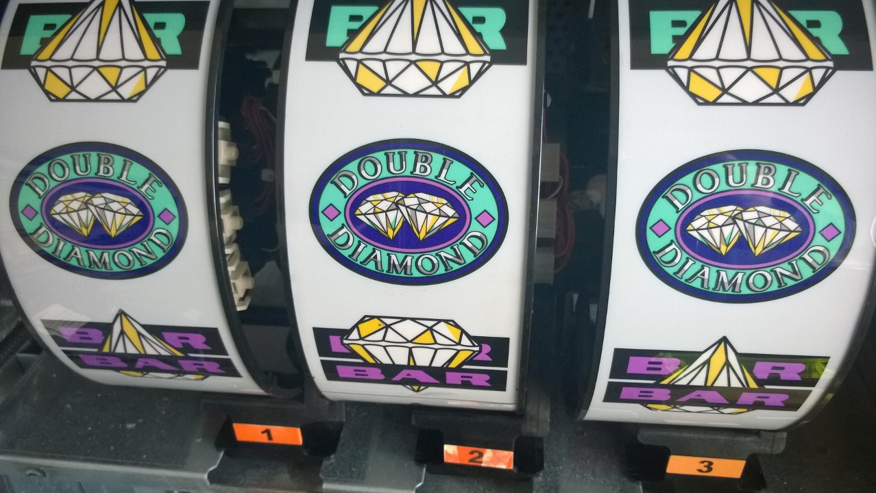 IGT DOUBLE DIAMOND DELUXE THREE CREDIT S2000 SLOT MACHINE - FLAT TOP - 