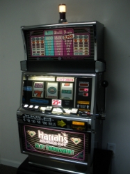 IGT DOUBLE DIAMOND FLAT TOP S2000 SLOT MACHINE with HARRAHS SLOT TOURNAMENT BOTTOM 