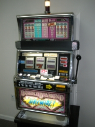 IGT DOUBLE DIAMOND HAYWIRE S2000 SLOT MACHINE 