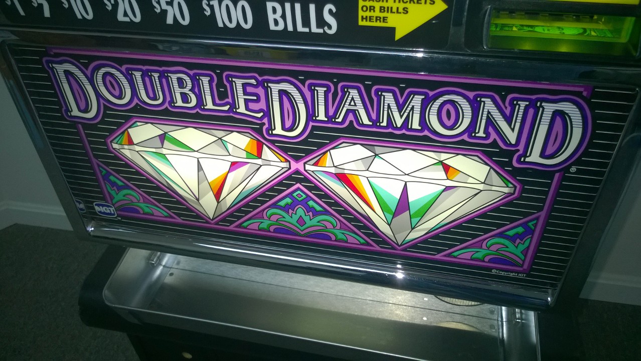IGT DOUBLE DIAMOND S2000 QUARTER COIN HANDLING WITH LIGHTED TOPPER (ROUND TOP) - 