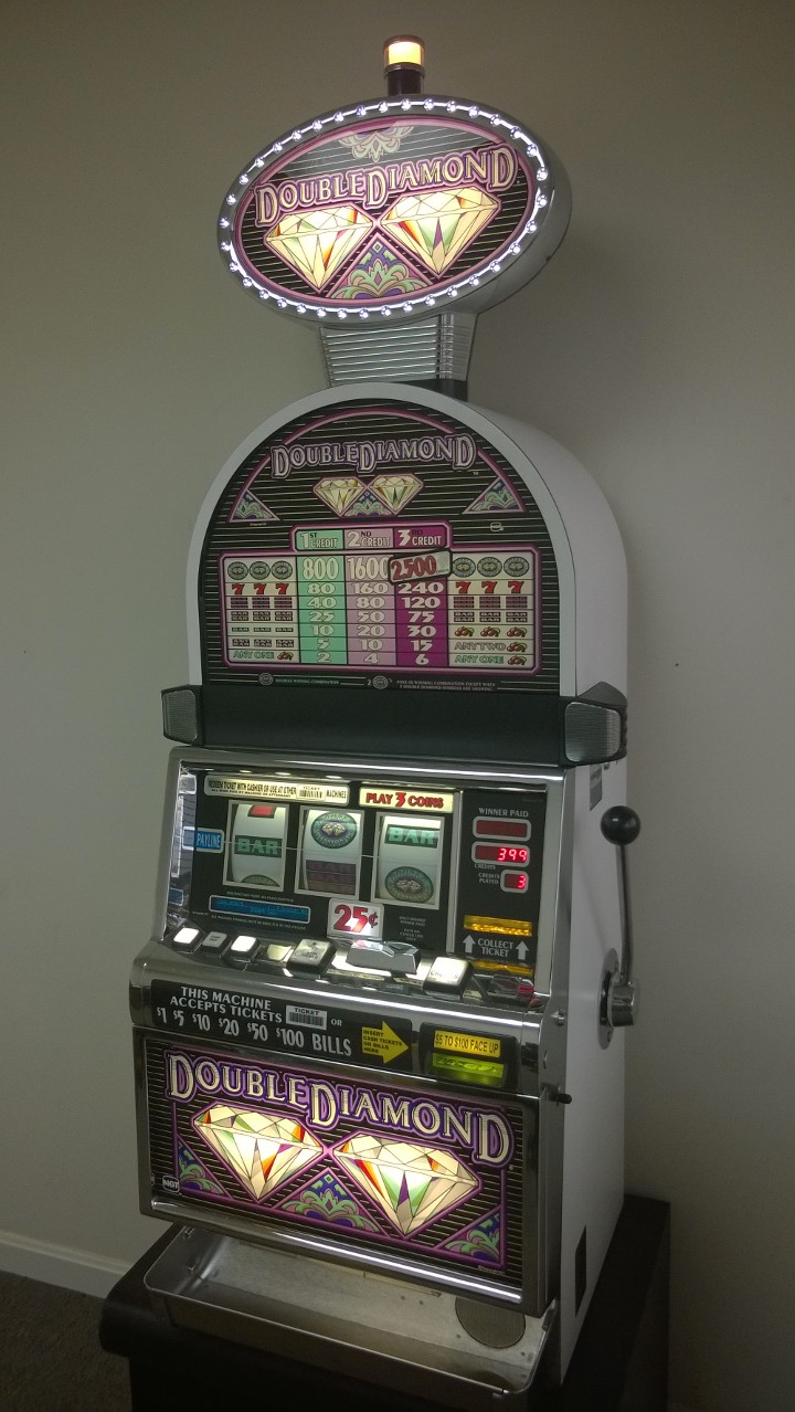 IGT DOUBLE DIAMOND S2000 QUARTER COIN HANDLING WITH LIGHTED TOPPER (ROUND TOP) - 