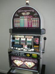 IGT DOUBLE DIAMOND S2000 SLOT MACHINE - QUARTER COIN HANDLING - THREE COIN (ROUND TOP) 