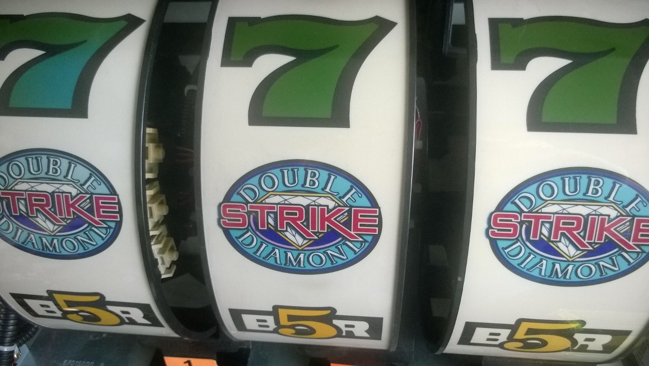 IGT DOUBLE DIAMOND STRIKE S2000 SLOT MACHINE - 