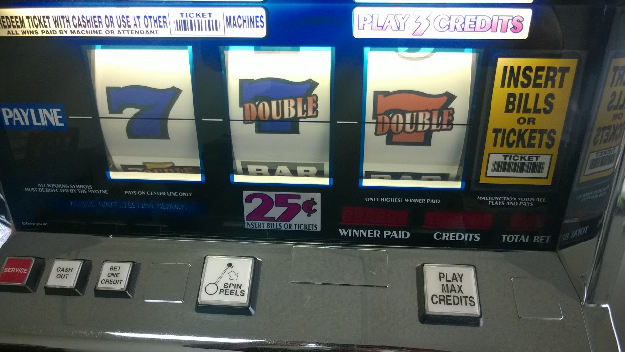 IGT DOUBLE GOLD S2000 SLOT MACHINE - 