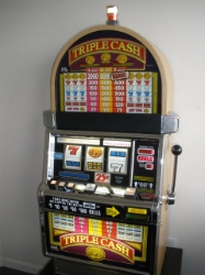 IGT TRIPLE CASH S2000 SLOT MACHINE 