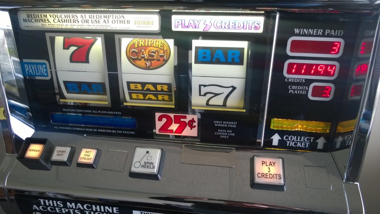 IGT TRIPLE CASH S2000 SLOT MACHINE - 