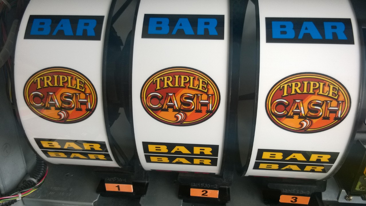 IGT TRIPLE CASH S2000 SLOT MACHINE - 