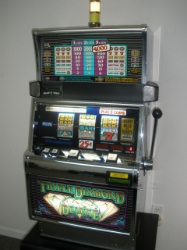 IGT TRIPLE DIAMOND DELUXE S2000 SLOT MACHINE - FLAT TOP - THREE CREDIT 