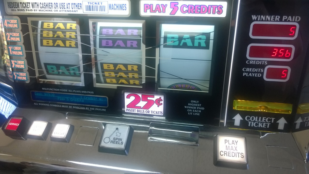 IGT TRIPLE DIAMOND FIVE LINE S2000 SLOT MACHINE - 