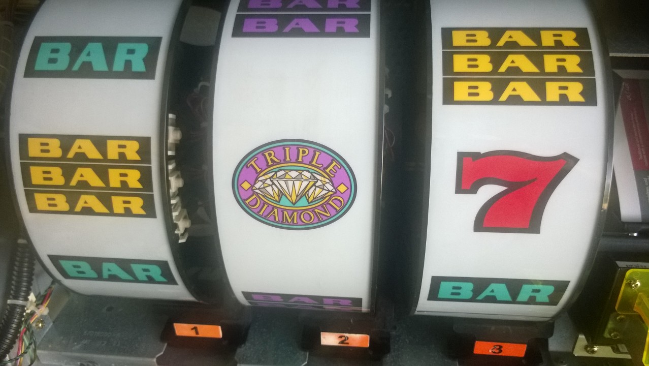 IGT TRIPLE DIAMOND FIVE LINE S2000 SLOT MACHINE - 