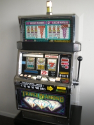 IGT TRIPLE DIAMOND FLAT TOP S2000 SLOT MACHINE 