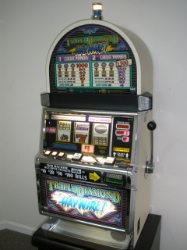 IGT TRIPLE DIAMOND HAYWIRE S2000 SLOT MACHINE 