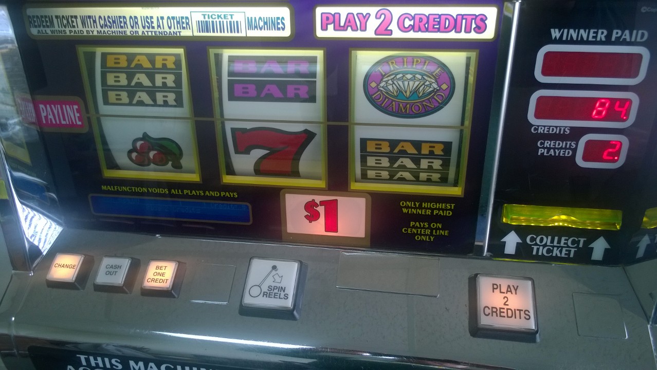 IGT TRIPLE DIAMOND HAYWIRE S2000 SLOT MACHINE - 