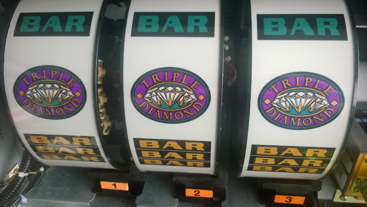IGT TRIPLE DIAMOND HAYWIRE S2000 SLOT MACHINE - 