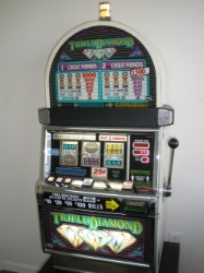 IGT TRIPLE DIAMOND ROUND TOP S2000 SLOT MACHINE 
