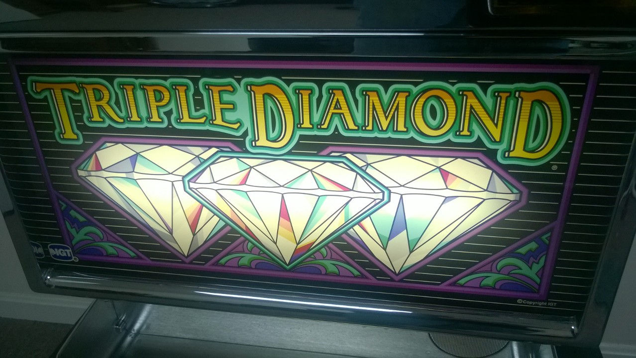 IGT TRIPLE DIAMOND S2000 SLOT MACHINE WITH QUARTER COIN HANDLING - THREE COIN AND LIGHTED TOPPER - 
