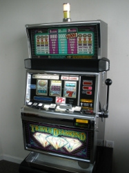 IGT TRIPLE DIAMOND S2000 SLOT MACHINE WITH QUARTER COIN HANDLING - THREE COIN 
