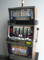 IGT TRIPLE DOUBLE BUTTERFLY SEVENS FIVE REEL S2000 SLOT MACHINE 