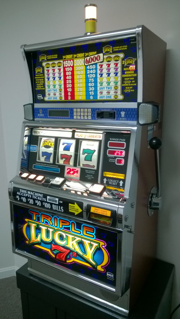 IGT TRIPLE LUCKY SEVENS S2000 SLOT MACHINE - 