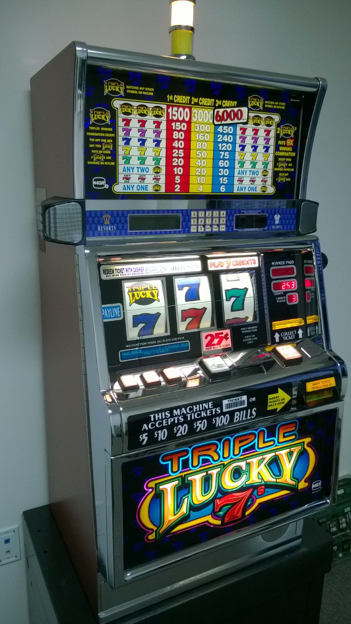 IGT TRIPLE LUCKY SEVENS S2000 SLOT MACHINE - 