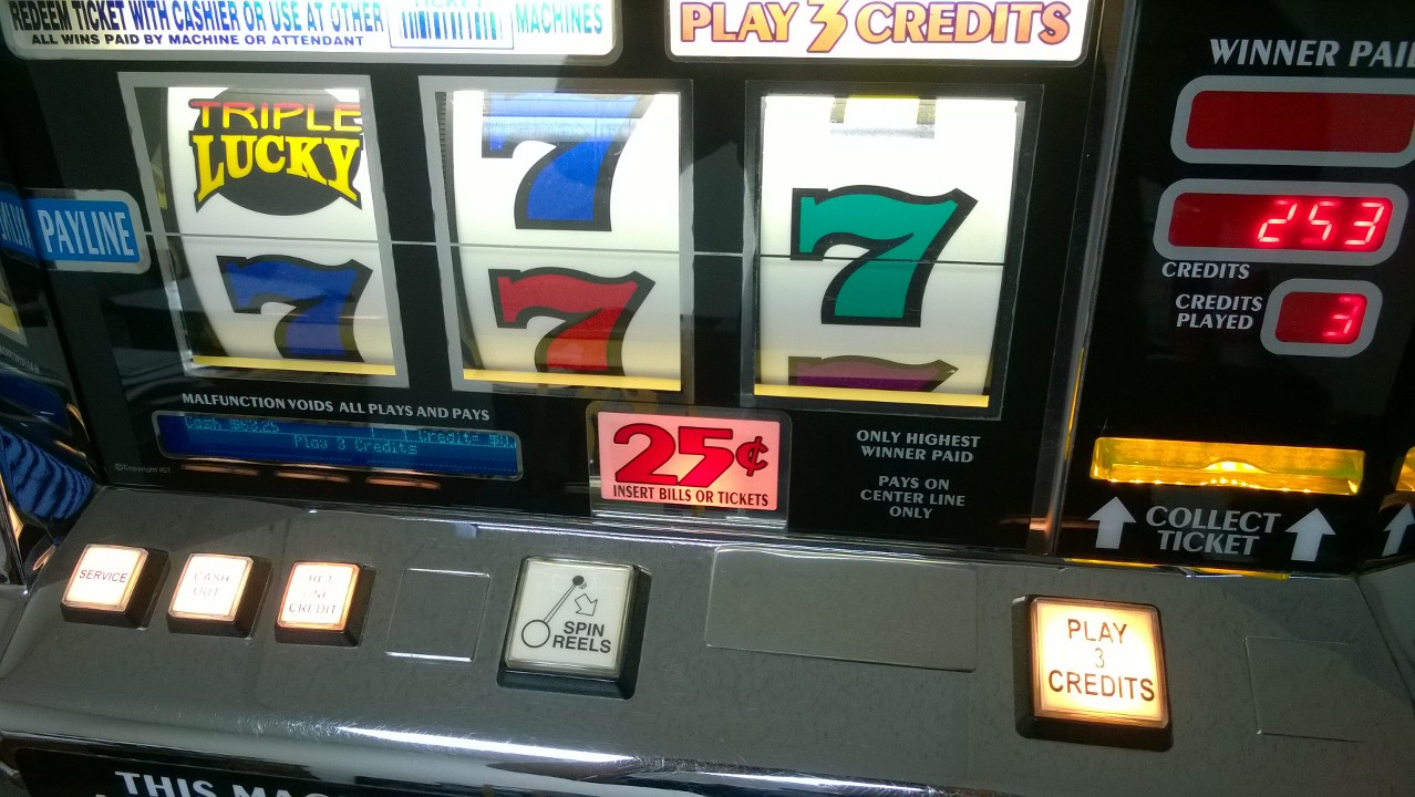 IGT TRIPLE LUCKY SEVENS S2000 SLOT MACHINE - 