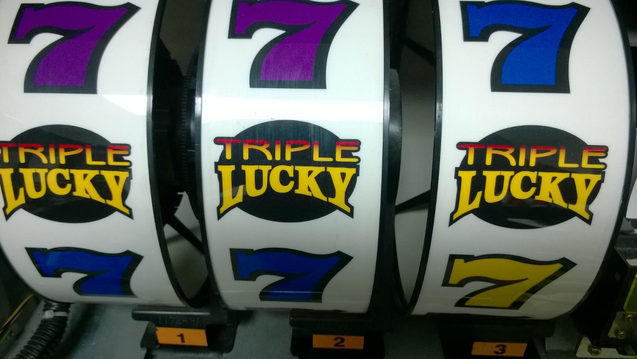 IGT TRIPLE LUCKY SEVENS S2000 SLOT MACHINE - 